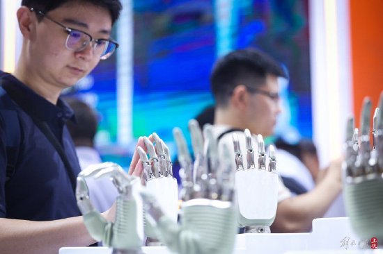 来自张江科学城的傲意科技ROHAND灵巧手,是模拟人体手部运动的高灵敏度末端执行装置,由手掌、手腕、五个手指、电机、传动部件等部分组成。