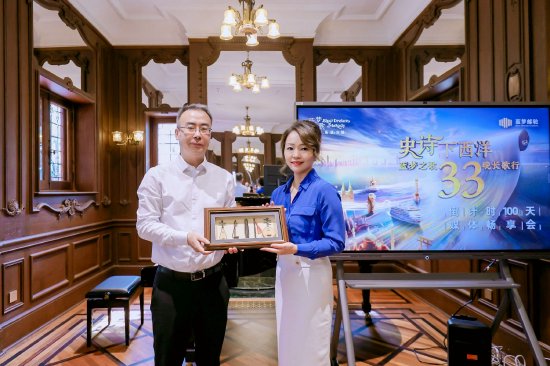 徐颖女士与吴学霆部长互赠诚意之礼,蓝梦与上音携手共创非凡乐章
