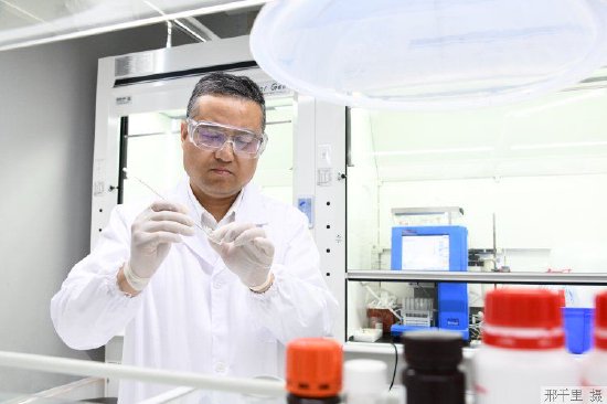杨小宝，标新生物董事长兼首席执行官。