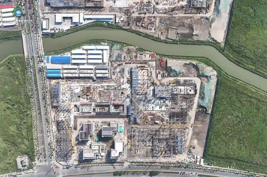 总投资超过23亿元、十二年一贯制公办学校上海滴水湖学校(筹)正在建设中。