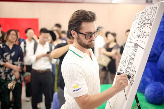 美国艺术家 Danny Casale 开幕现场涂鸦表演