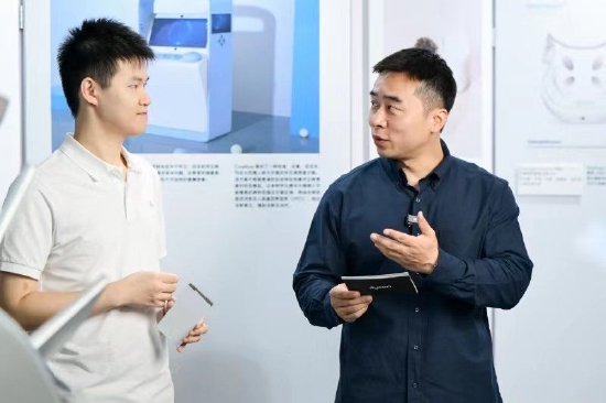 戴森设计大奖历届获奖者代表陈海锋与戴森硬件工程师团队负责人胡宏飞