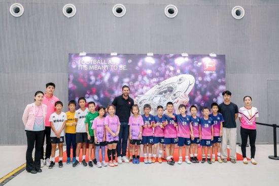 克劳迪奥·皮萨罗（Claudio Pizarro）在德甲冠军奖盘沙拉盘前合影