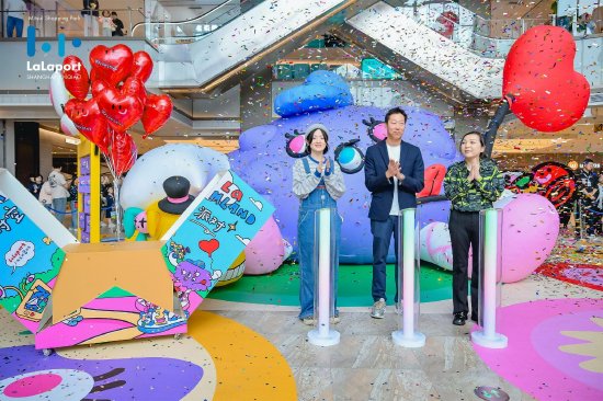 图(从左到右):自由插画师 Caro Ni、上海井桥商业管理有限公司 副总经理 马亮、上海根与芽青少年活动中心执行总监 李煜菁
