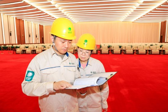 国网上海电力客户经理郑刚、赵方芳在国家会展中心检查进博会重要场馆内部用电情况