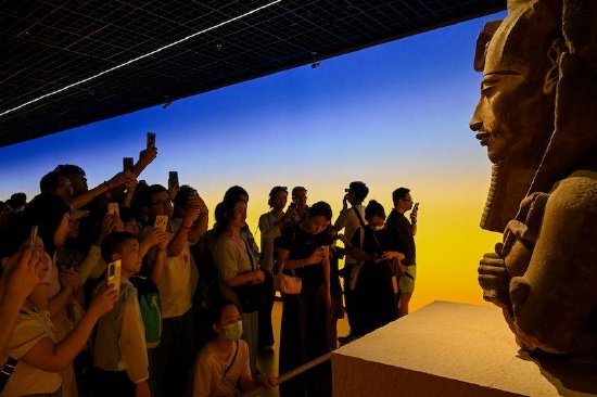 2024年7月19日，上海博物馆，观众在参观埃赫纳吞雕像。澎湃新闻记者 朱伟辉 摄