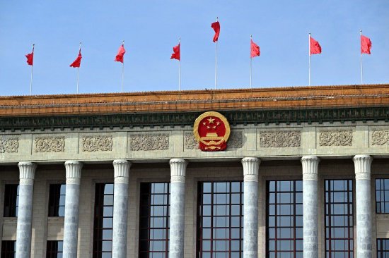 2025年3月4日,北京人民大会堂前红旗飘扬。视觉中国 图