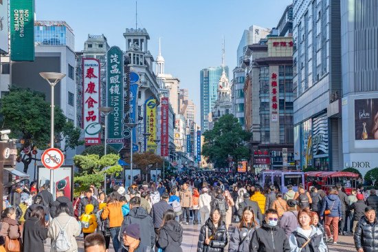 2024年12月15日,上海南京东路步行街,人潮涌动。视觉中国 图
