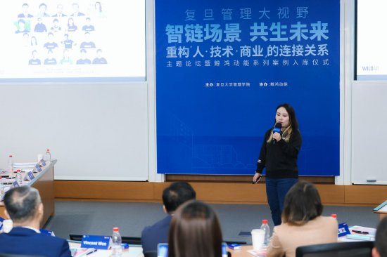 (野生救援资深媒体和合作经理许帅做“让公益看得见:野生救援的全场景传播”主题演讲)