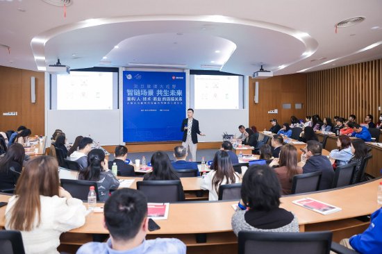 (复旦大学管理学院市场营销学系殷云露副教授做“智能场景感知与消费者决策”主题演讲)