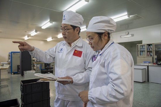 王曙群(左)在总装车间以“传帮带”形式让年轻人快速成长。上海航天供图