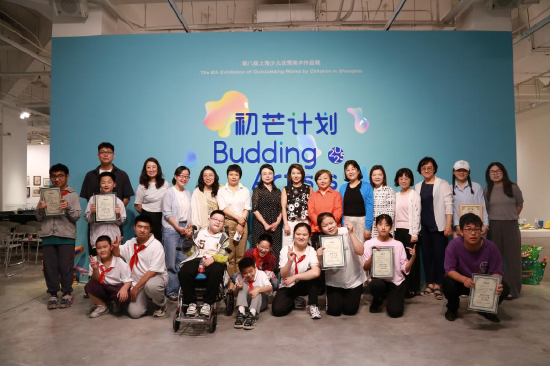 “心·联·新”主办方和特殊学校孩子们在一起