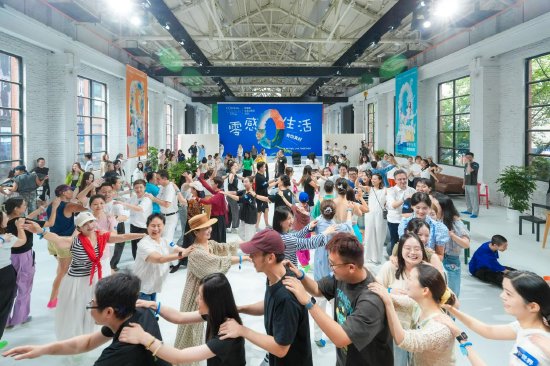 参与者通过最纯粹的肢体舒展与律动,让心与心的距离悄然归零