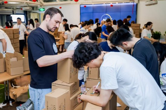 欧莱雅志愿者现场打包“关怀包裹”