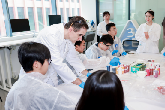 带领热爱科学的学生与科学家面对面交流