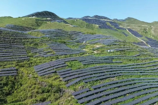 图：上海申能融资租赁有限公司服务的贵州关岭大型农光互补光伏发电项目