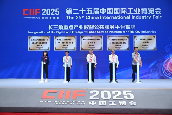 中国电信上海公司总经理龚勃在揭牌仪式上点亮中国电信“算力设施平台”