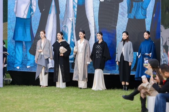 金奖作品《毋相·無向》在总决赛秀演环节的展示