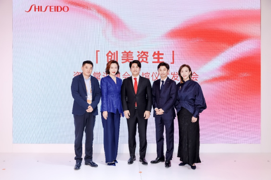 　　上海九院整复外科主任章一新，资生堂中国事业创新投资高级副总裁周涛声，资生堂中国及旅游零售CEO梅津利信，资生堂中国首席研发官荒木秀文，江苏创健医疗科技股份有限公司副总经理车莹（从左至右）