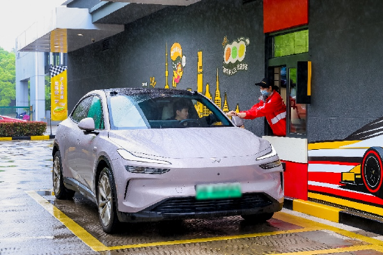 蔚来车主体验上海麦当劳得来速用餐