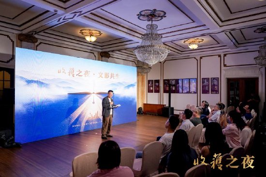 中国作协副主席邱华栋幽默表示，这里有“隐形的台阶”。