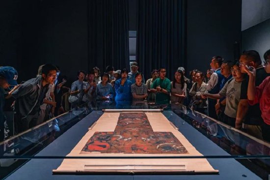 “马王堆一号墓T形帛画”展览现场