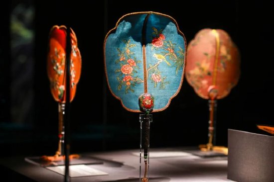 “国采——故宫藏清代帝后服饰展”展览现场