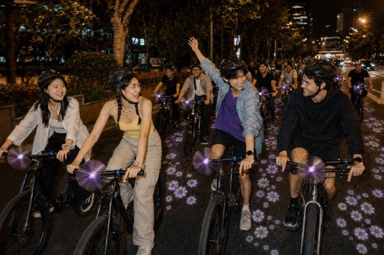 骑行在夜间“生花”。