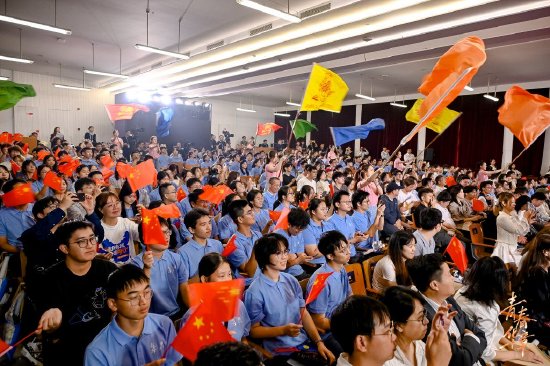 9月28日晚，“青春华章·日月光华共璀璨”网络主题活动在复旦大学相辉堂举行。