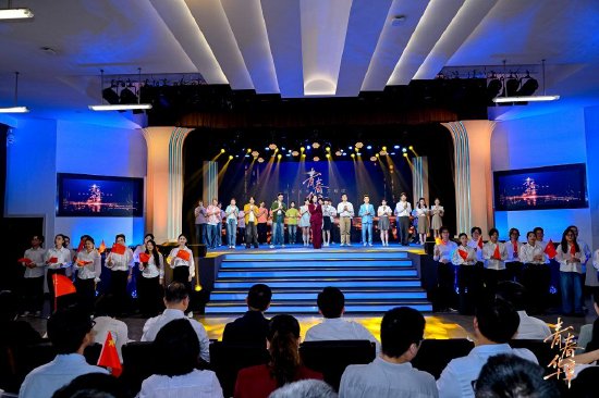 　　9月28日晚，“青春华章·日月光华共璀璨”网络主题活动在复旦大学相辉堂举行。 本文图片均为主办方 供图