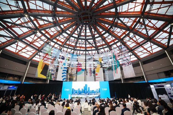 　　图为2025年10月11日，第37次上海市市长国际企业家咨询会议会外活动“汇聚西岸 对话未来”在徐汇西岸穹顶艺术中心举办。海沙尔摄。