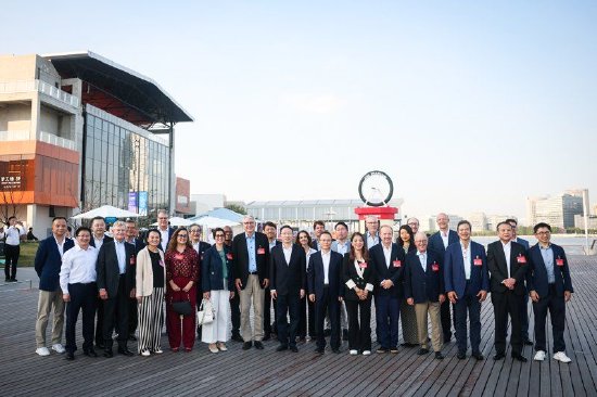 图为2025年市咨会期间，参会嘉宾在徐汇滨江合影留念。