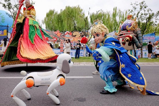 会演戏的机器狗，在今年10月的第十三届乌镇戏剧节古镇嘉年华上小试牛刀。