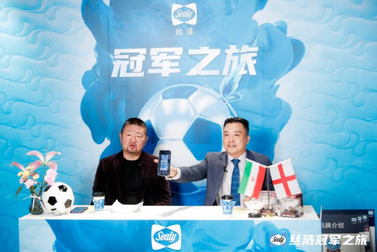 主持人汪译男为现场观众解说互动