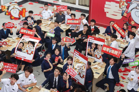 上海民航职业技术学院的同学们享用必胜客美食