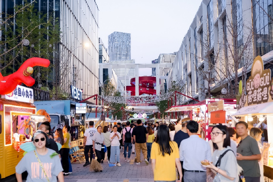 图为前滩公园巷新势力国际美食节现场