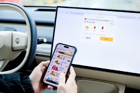 消费者通过麦当劳APP或小程序提前下单，得来速车道取餐