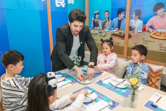 南京河西金地餐厅外教Zein讲解用餐礼仪