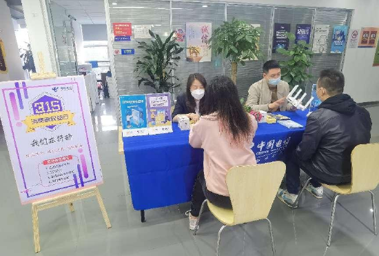 上海电信志愿团队为用户讲解WiFi6路由器功能