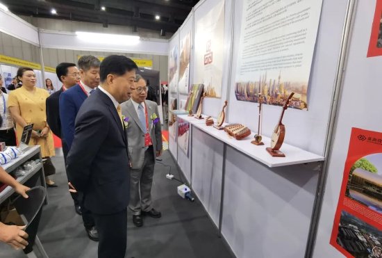 上海现代服务业联合会郑惠强会长向中国驻泰国大使馆韩志强大使介绍上海品牌