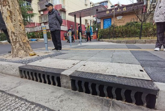 上海300多条道路实施了积水改善工程，图为改造后的梅六小区外下水口。 陈玺撼摄