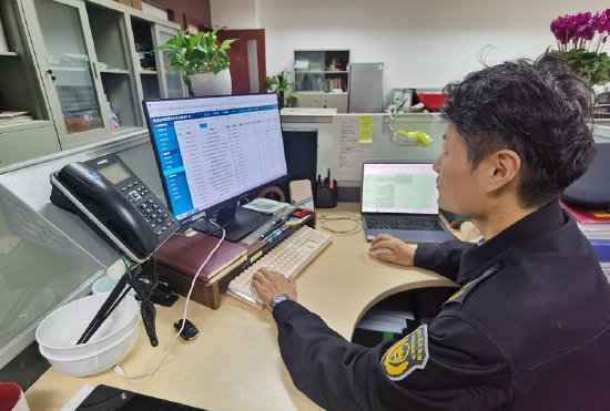 执法人员在专用管理平台上查看扬尘在线数据。 陈玺撼摄