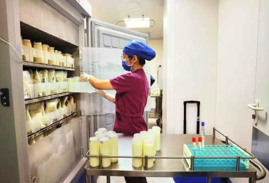 医院领导、专家、医护人员、爱心捐奶妈妈、早产儿妈妈们共同见证了母乳库的正式启动