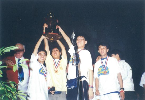 2000年6月3日新中学生代表中国上海赴美参加第24届世界头脑OM决赛并获得季军