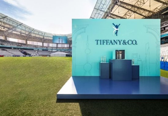 蒂芙尼在赛事终点所在地上海体育场展出匠心打造的奖杯