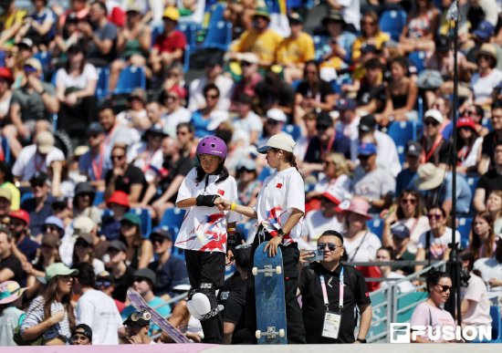 崔宸曦(左)和曾文蕙(右)在2024年巴黎奥运滑板女子街式预赛现场