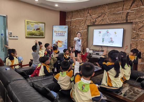 建行上海金山石化支行带领幼儿园孩子们参观建行