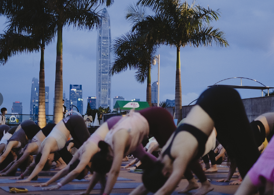 6月21日国际瑜伽日当天，佳沛奇异果来到深圳，图片由lululemon COCO Park门店提供