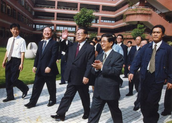 1999年9月27日,时任中共中央总书记江泽民同志来新中视察