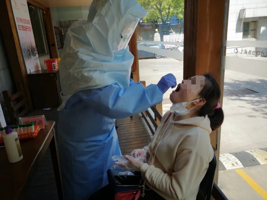 采样者进行咽拭子核酸采样